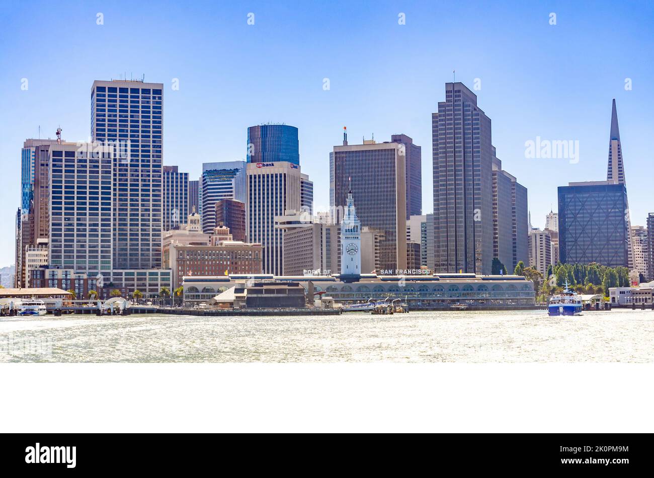 Blick von der Rückseite einer San Francisco Bay Ferry auf die Skyline von San Francisco. Stockfoto