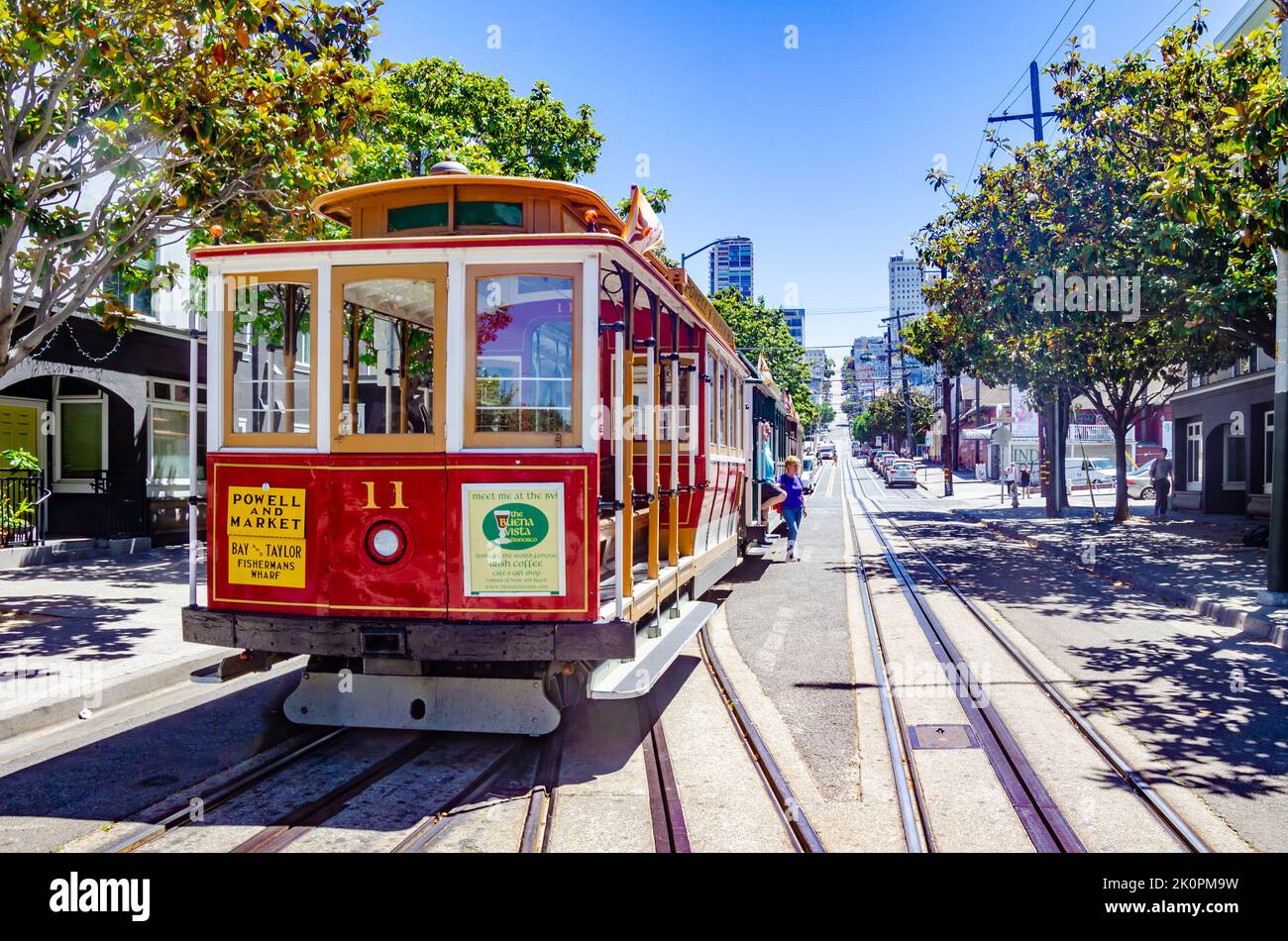 Die Cable Trams auf der Taylor Street in San Francisco, Kalifornien, eine ikonische Attraktion der Stadt, die von Touristen und Besuchern geliebt wird. Stockfoto