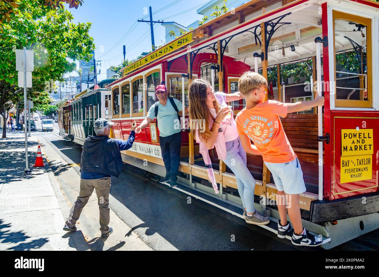 Die Cable Trams auf der Taylor Street in San Francisco, Kalifornien, eine ikonische Attraktion der Stadt, die von Touristen und Besuchern geliebt wird. Stockfoto
