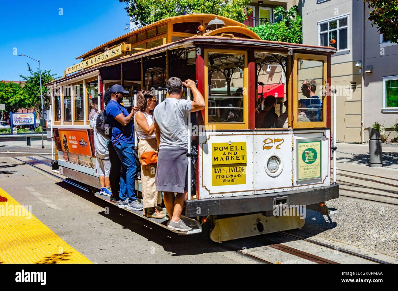 Die Cable Trams auf der Taylor Street in San Francisco, Kalifornien, eine ikonische Attraktion der Stadt, die von Touristen und Besuchern geliebt wird. Stockfoto