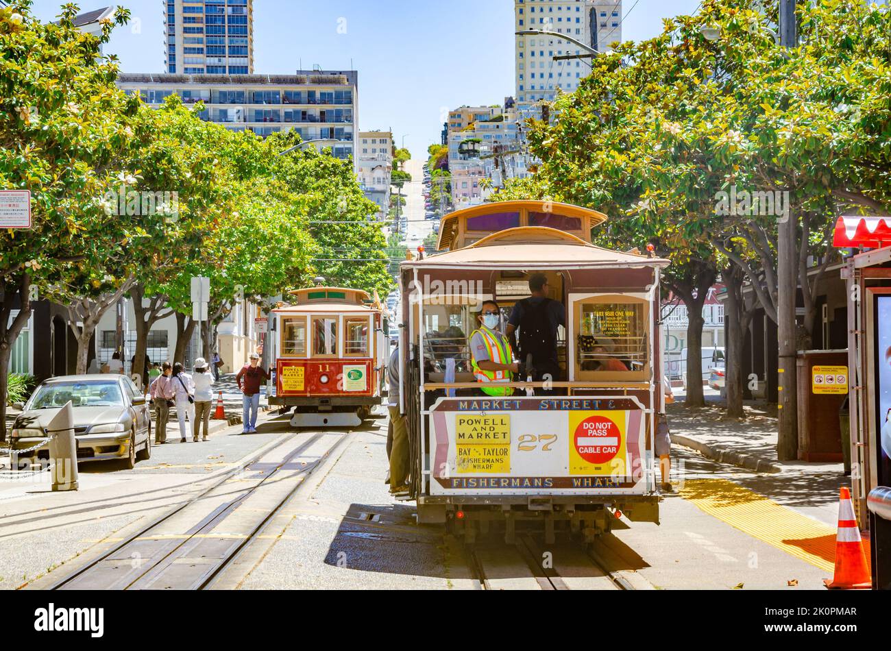 Die Cable Trams auf der Taylor Street in San Francisco, Kalifornien, eine ikonische Attraktion der Stadt, die von Touristen und Besuchern geliebt wird. Stockfoto