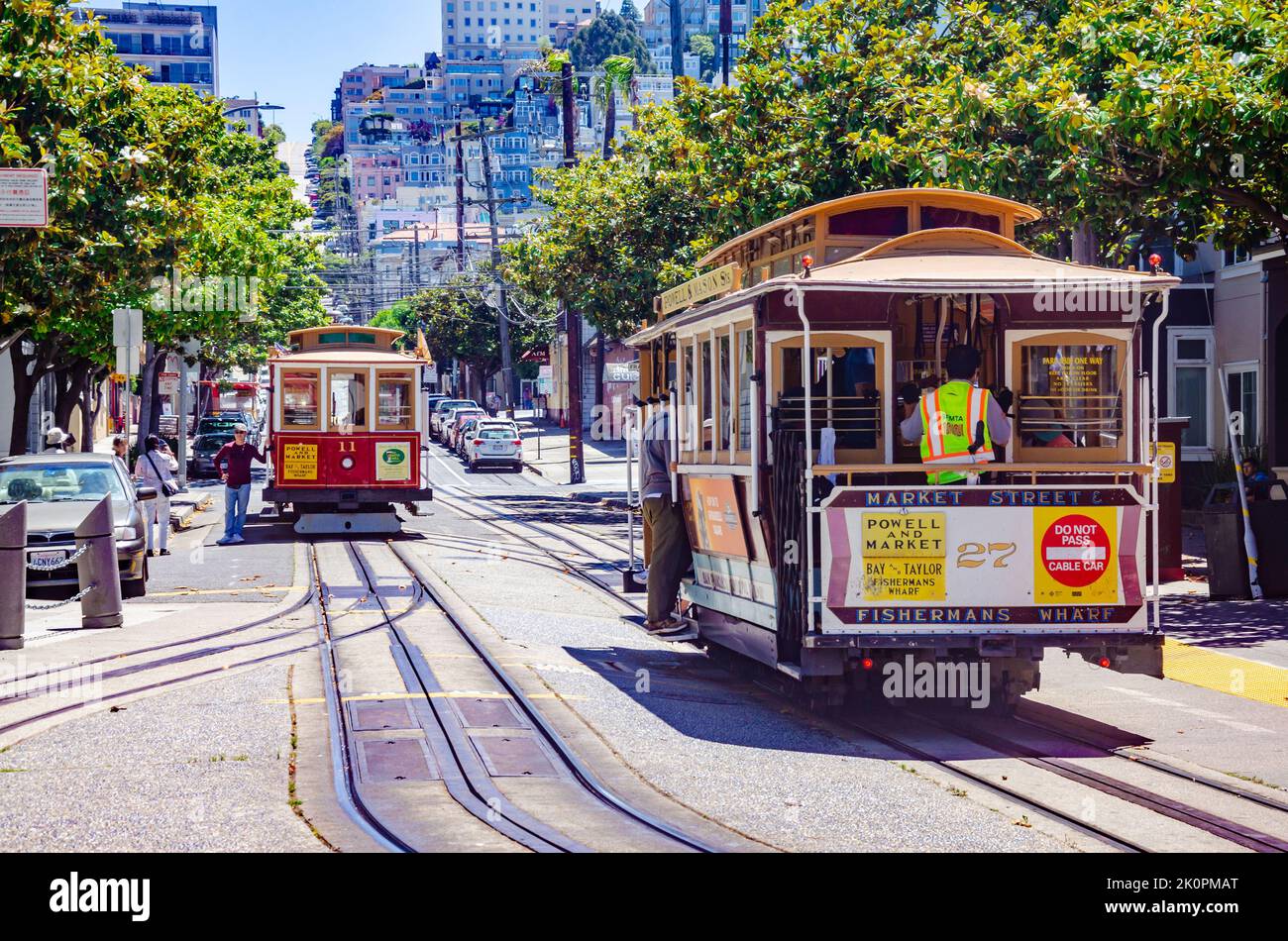 Die Cable Trams auf der Taylor Street in San Francisco, Kalifornien, eine ikonische Attraktion der Stadt, die von Touristen und Besuchern geliebt wird. Stockfoto