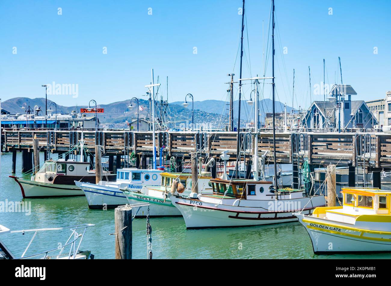 Sportboote vertäuten in der Marina am Pier 45 an der Jefferson Street in San Francisco, Kalifornien Stockfoto