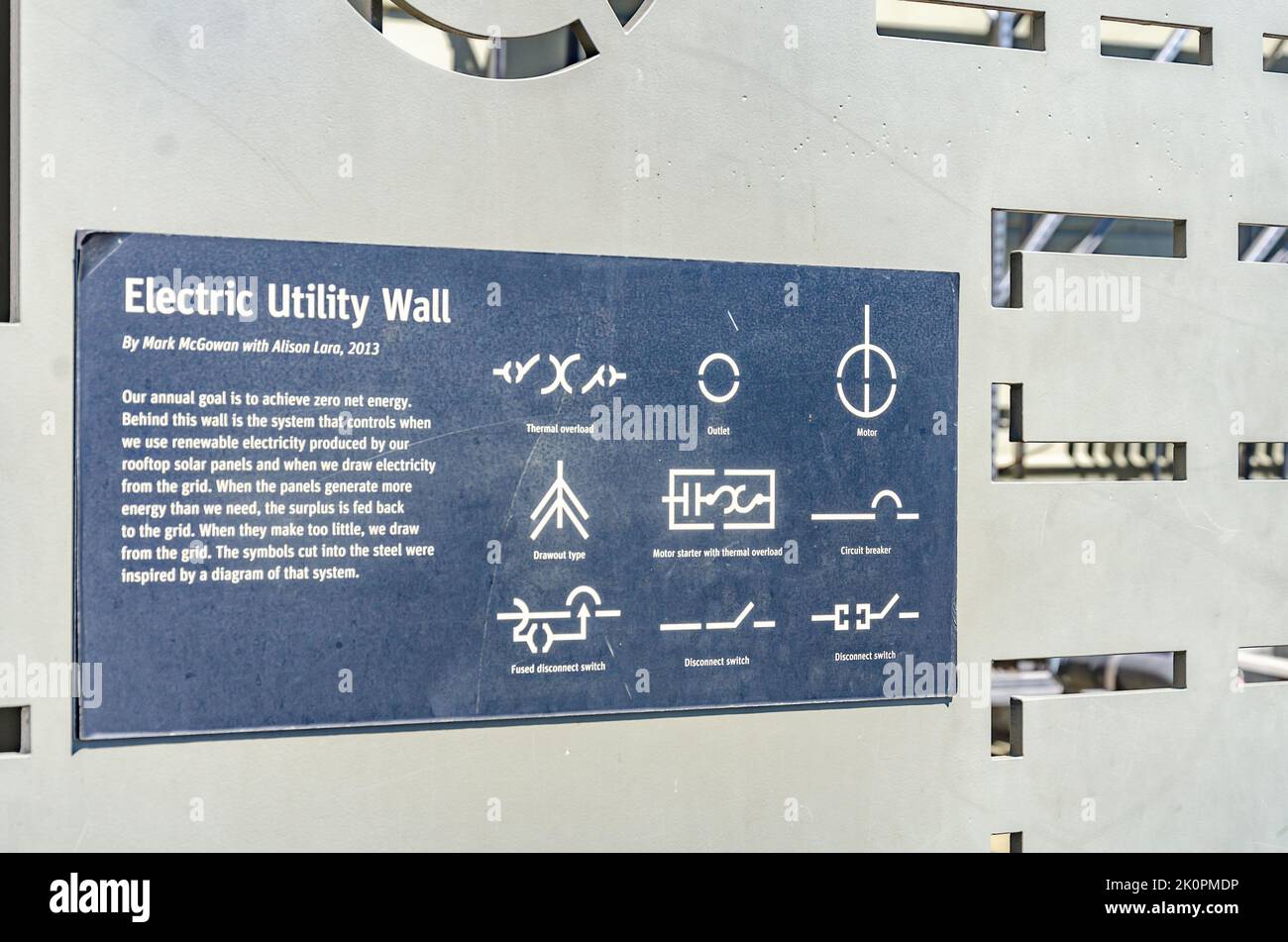 Die Electric Utility Wall ist eine öffentlich ausgestellte Ausstellung vor dem Exploratorium am Pier 15/17 in San Francisco, Kalifornien Stockfoto