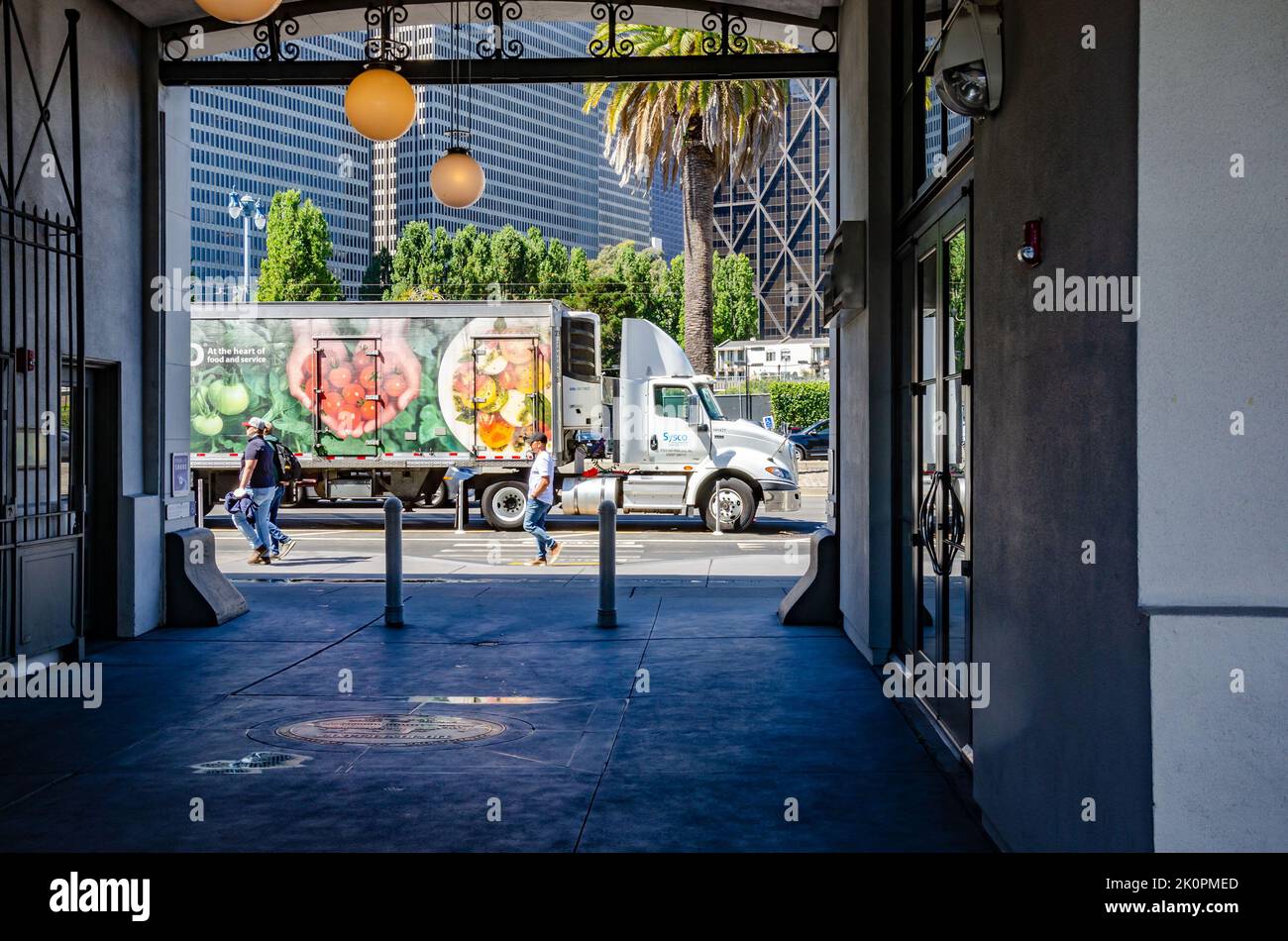 Ein Sysco-Lieferwagen parkte an einem Sommertag auf dem Embarcadero in San Francisco vor einem modernen Hochhaus Stockfoto