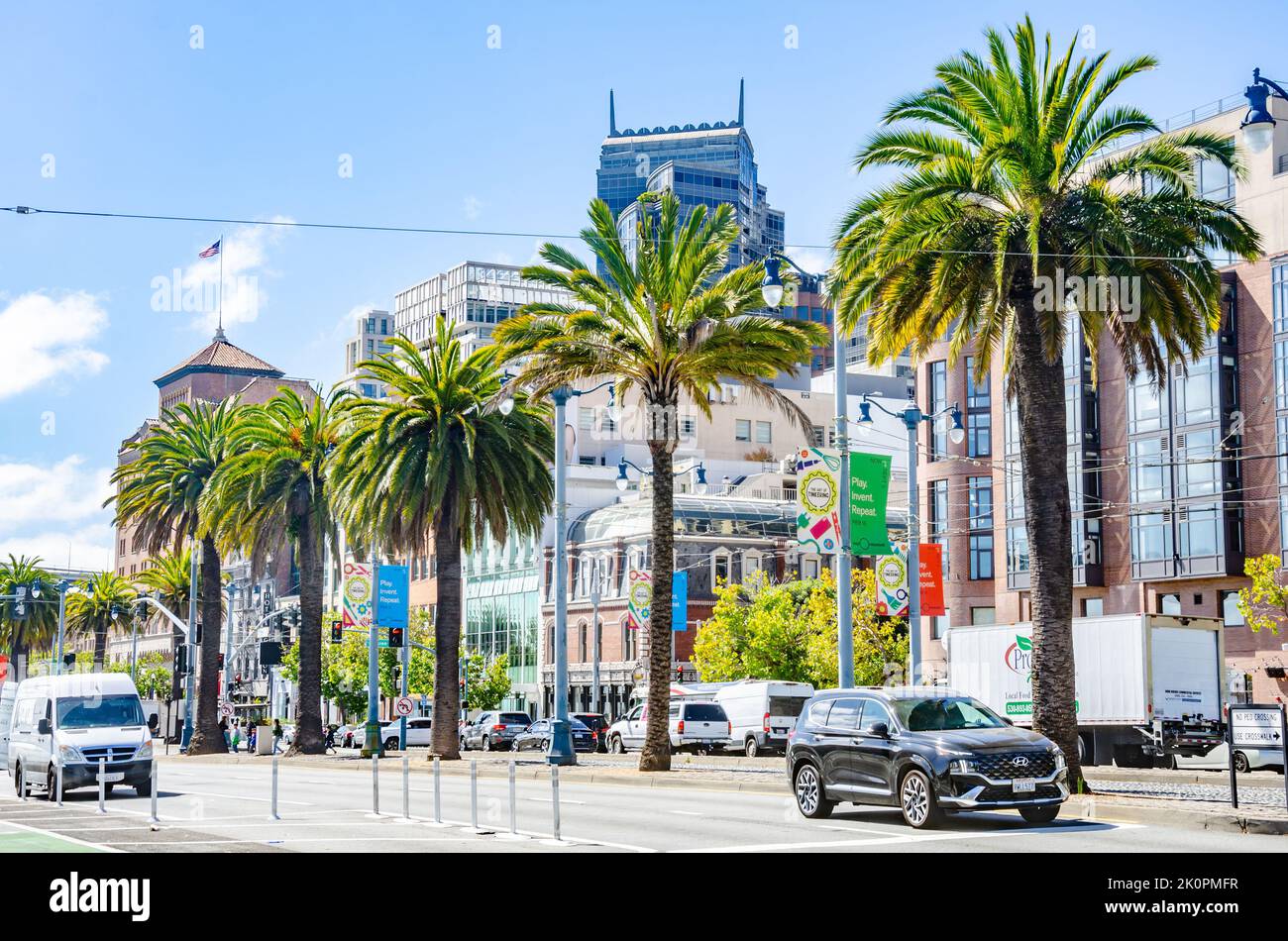 Ein Blick auf Embarcadero in San Francisco an einem Sommertag mit blauem Himmel und Sonnenschein gesäumt von Palmen. Stockfoto
