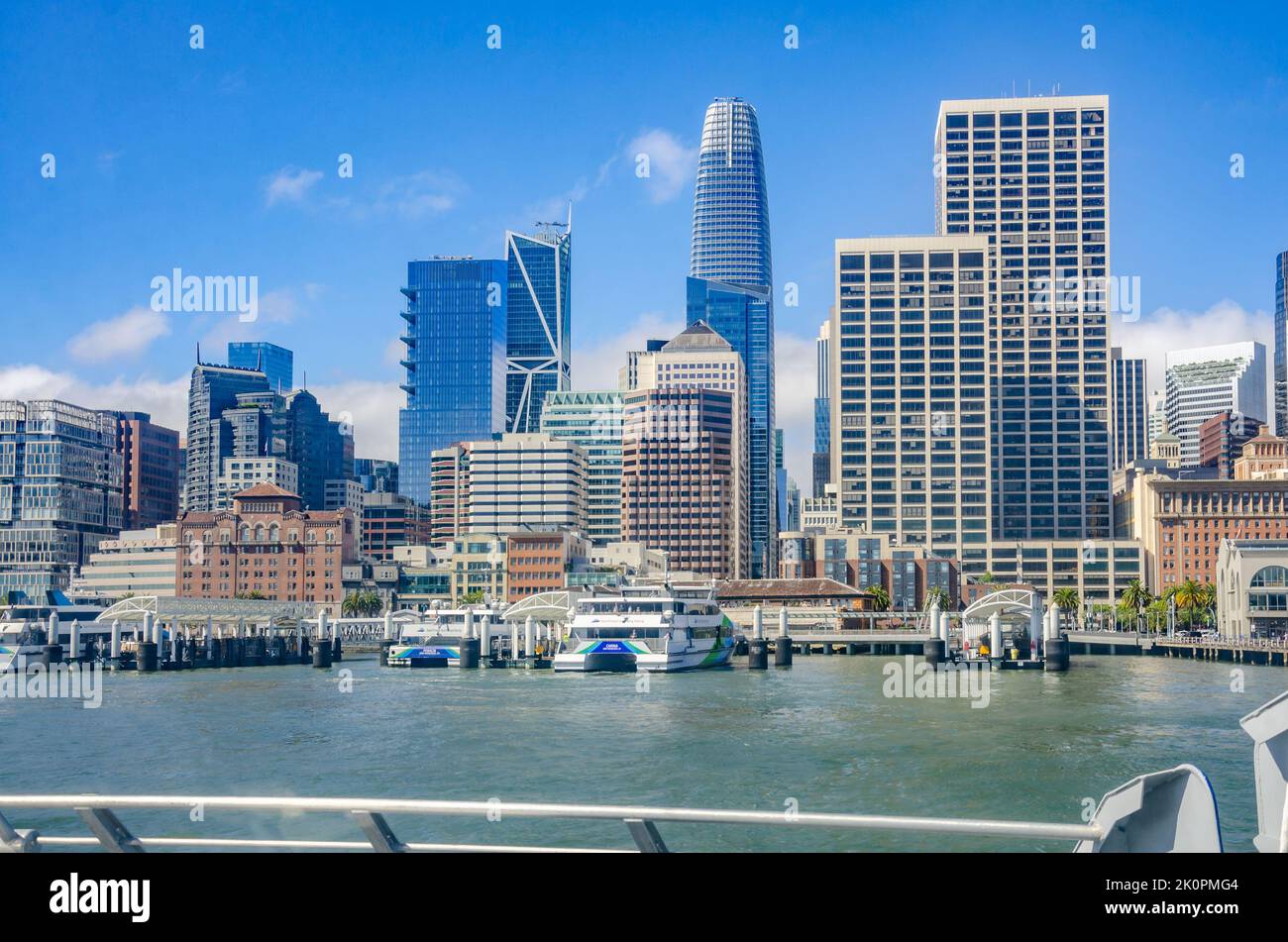 Blick auf Wolkenkratzer, die Teil der Skyline von San Francisco sind, von der Rückseite einer abfahrenden San Francisco Bay Ferry aus gesehen Stockfoto