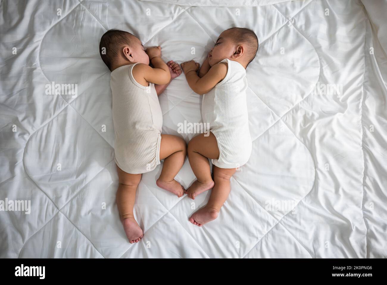 Glückliche Kindheit, schlafen neugeborenen eineiigen Jungen Zwillinge auf  dem Bett im Schlafzimmer, asiatische zwei entzückende Zwillinge Jungen,  Familie Menschen Kleinkind Stockfotografie - Alamy