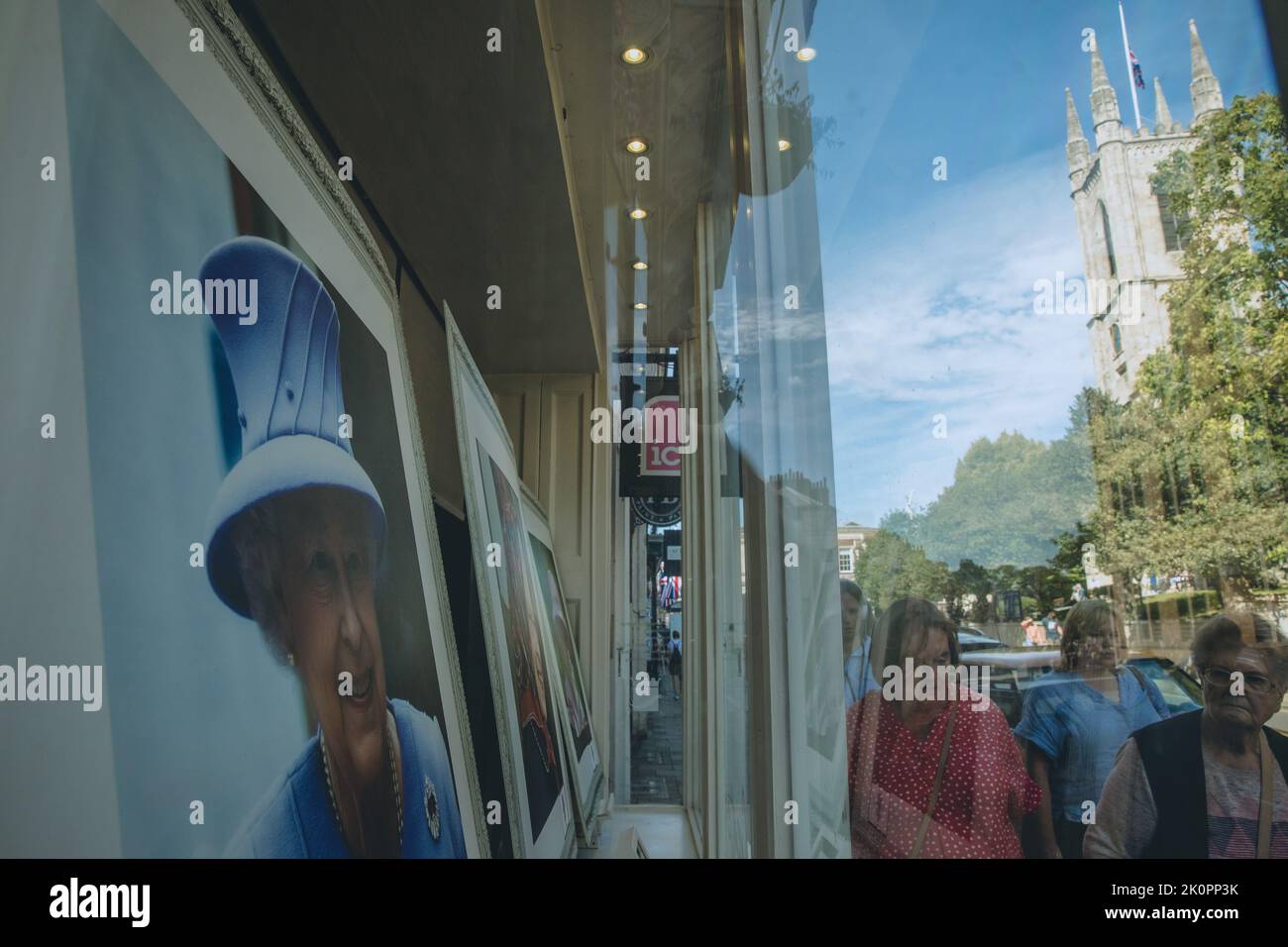 Windsor, Großbritannien. 12.. September 2022. Die Mitglieder der Öffentlichkeit zeigen Fotos von Königin Elizabeth II. Im Fenster einer Kunstgalerie. Königin Elizabeth II., die dienstälteste Monarchin Großbritanniens, starb am 8.. September 2022 in Balmoral im Alter von 96 Jahren nach einer Regierungszeit von 70 Jahren. Kredit: Mark Kerrison/Alamy Live Nachrichten Stockfoto