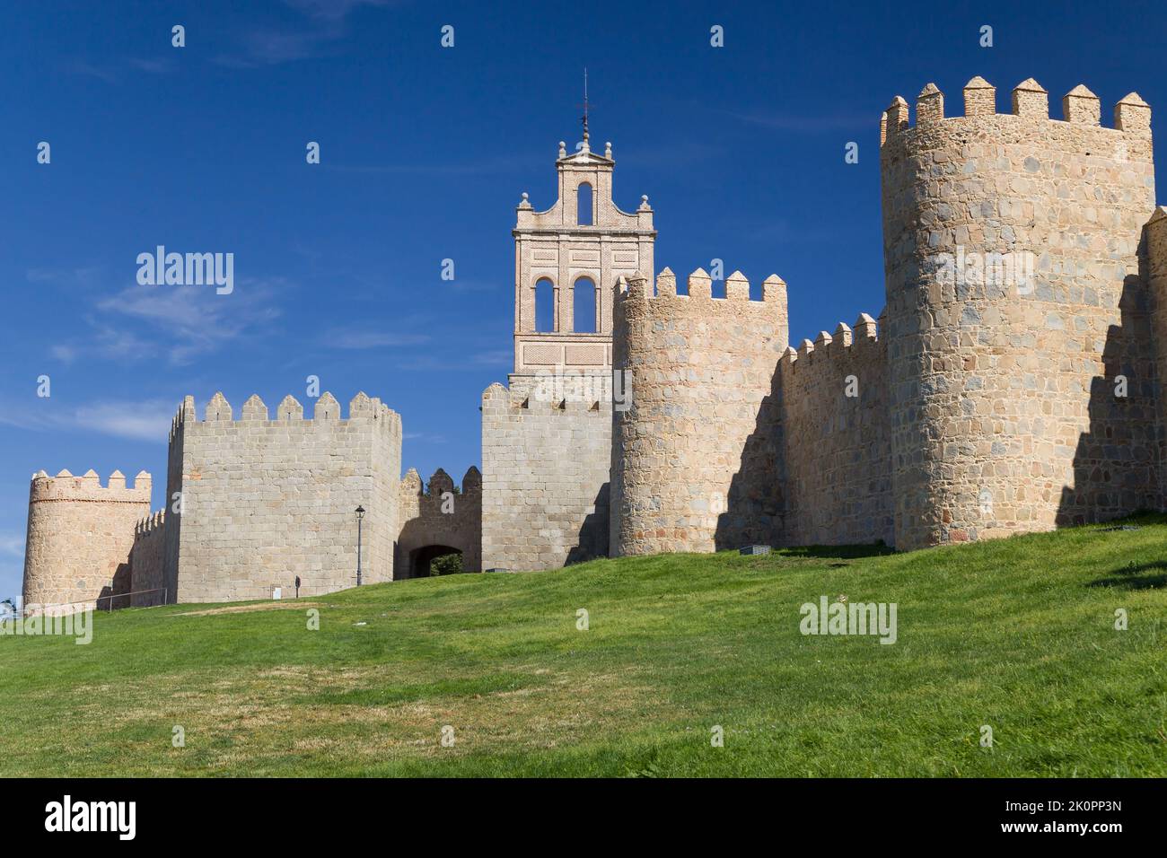 Espadana del Carmen und Mauern von Avila, Spanien. Stockfoto