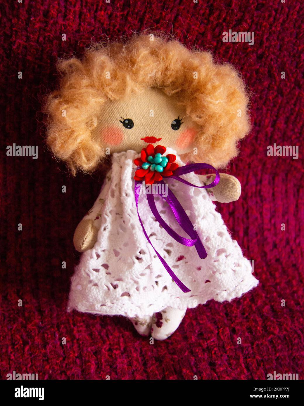 Handgemachte Mädchen Puppe in einem Kleid mit lockigen Haaren Stockfoto