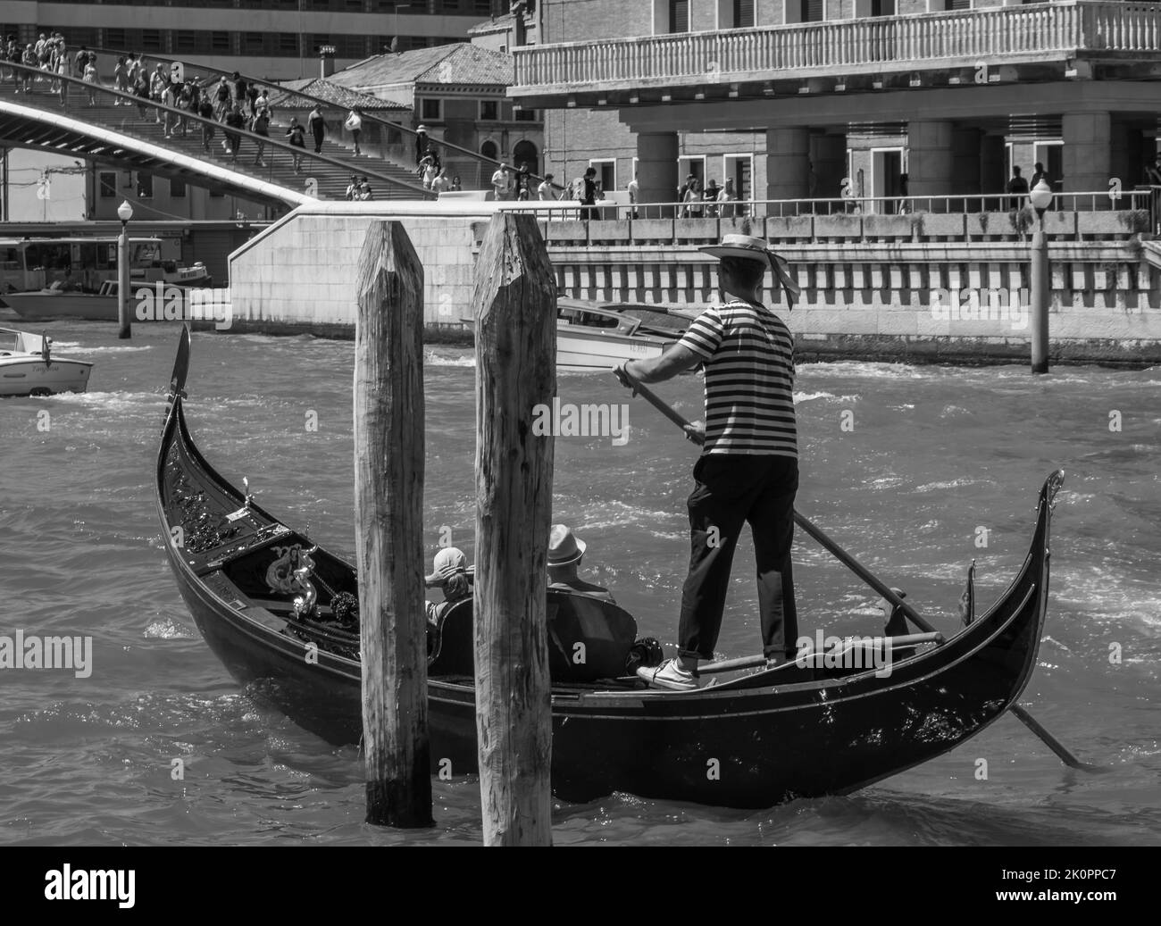 Romantische Gondelfahrt in der Stadt Venedig in Italien Stockfoto