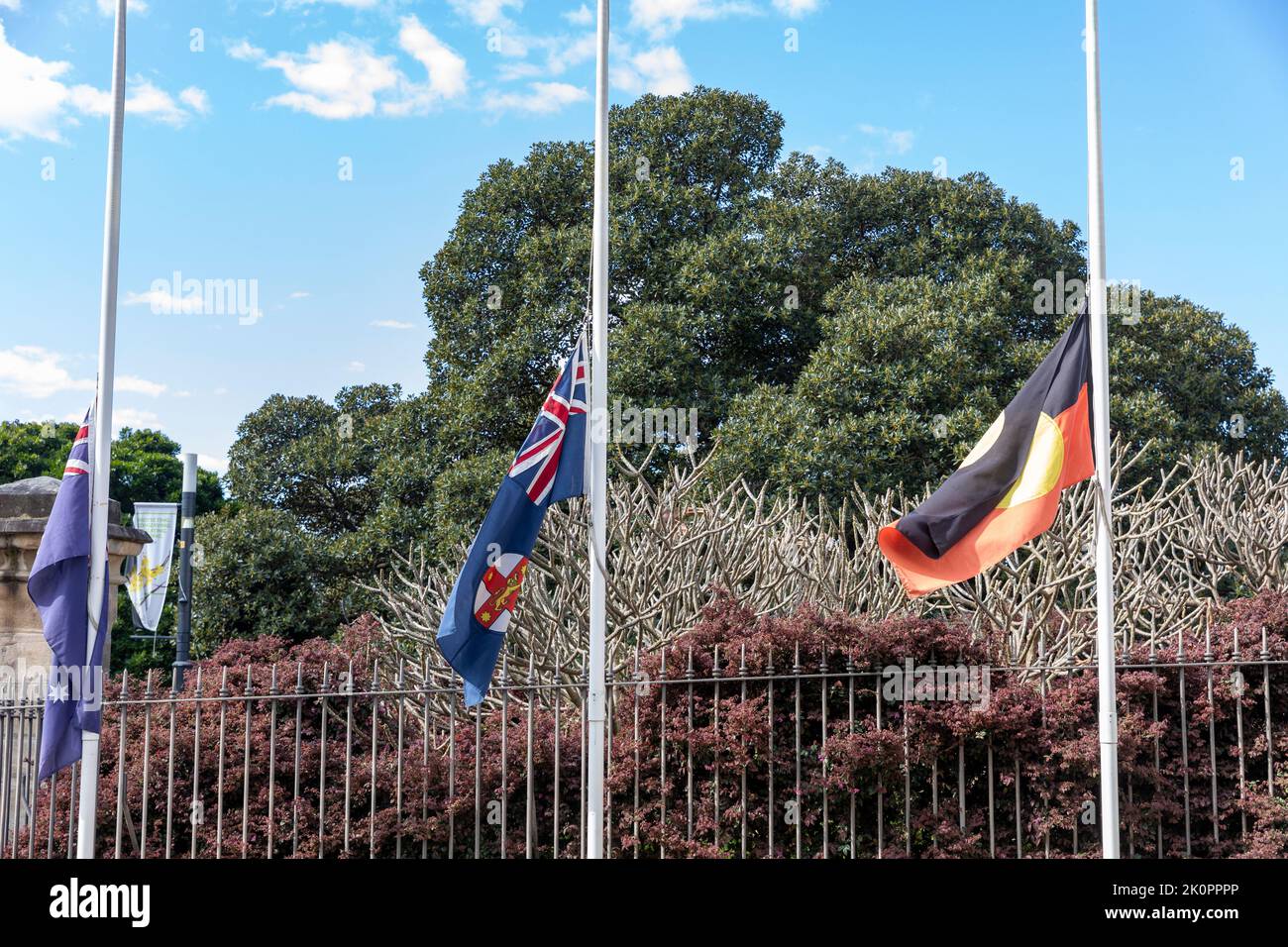 Tod von Königin Elizabeth II., in Sydney fliegen Flaggen am halben Mast vor dem Conservatorium of Music in der Macquarie Street, im Stadtzentrum von Sydney, NSW, Australien Stockfoto