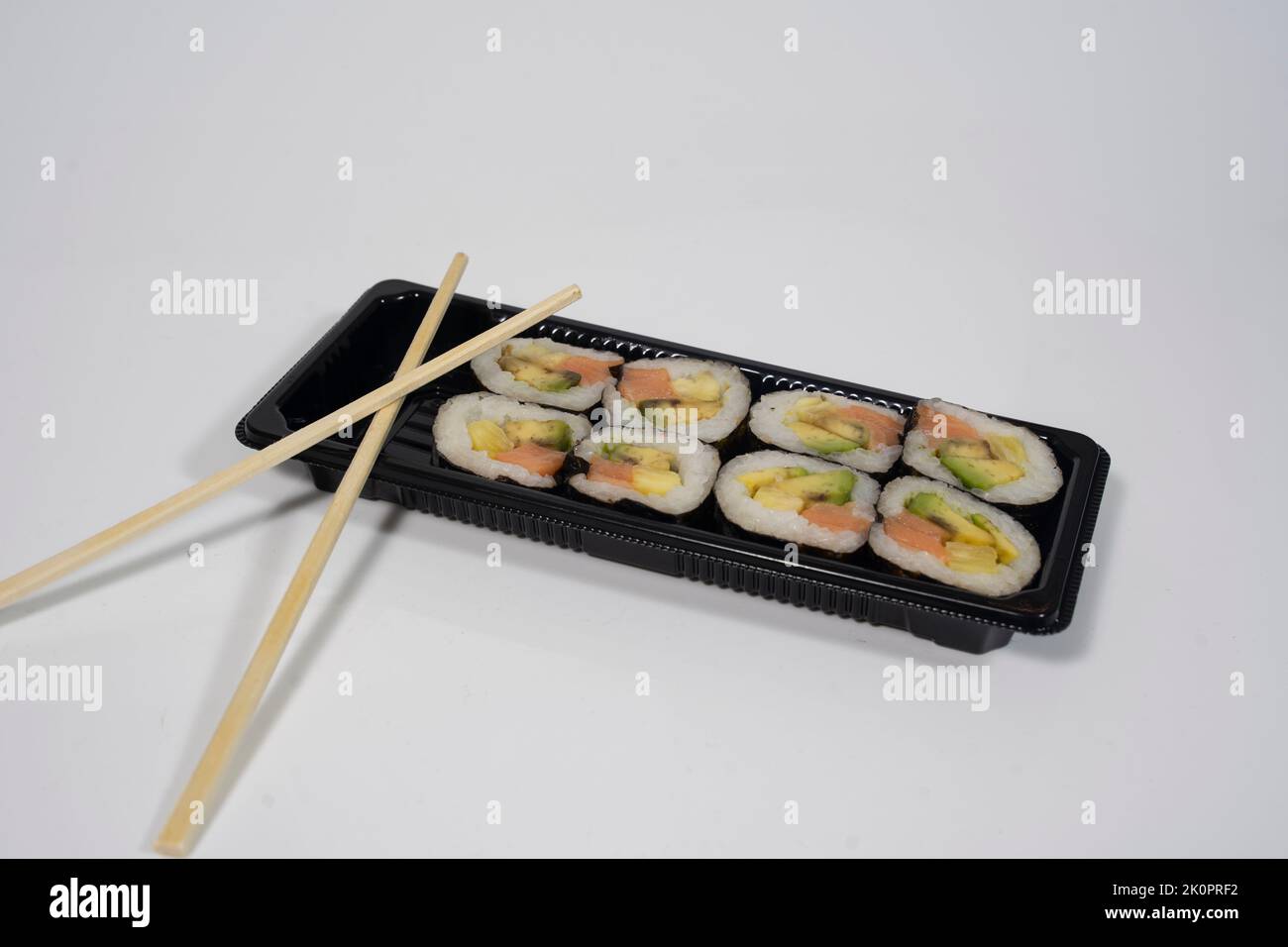 Set Sushi mit Essstäbchen auf weißem Hintergrund Stockfoto