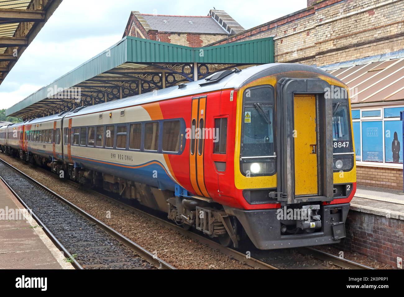 EMR Regional 158897 DMU, Diesel Multiple Unit, am Warrington Central Railway Station, Cheshire, England, UK - The Lincoln Castle Explorer Stockfoto