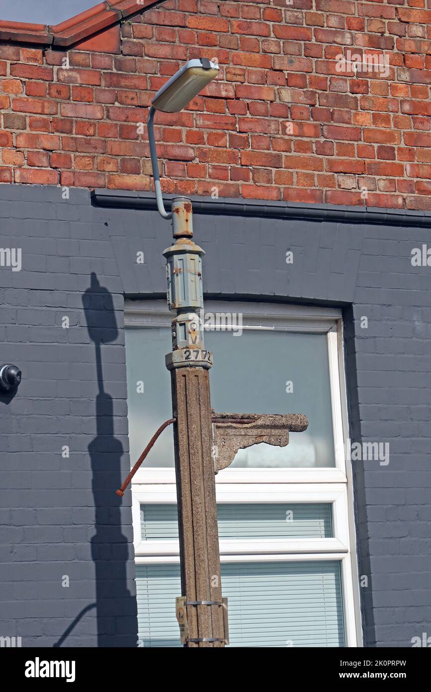 Straßenbeleuchtung, umgebaute Gaslampe in Bridge Road, Moseley Hill, Liverpool, Merseyside, England, UK, L18 5EA Stockfoto