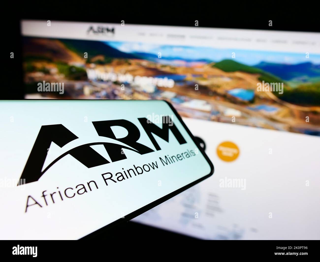 Mobiltelefon mit Logo der Firma African Rainbow Minerals Limited (ARM) auf dem Bildschirm vor der Business-Website. Konzentrieren Sie sich auf die Mitte des Telefondisplays. Stockfoto