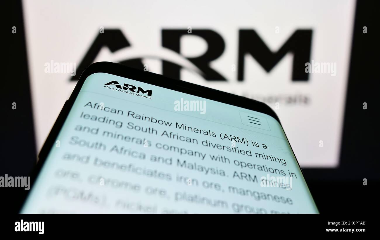 Smartphone mit Website der Firma African Rainbow Minerals Limited (ARM) auf dem Bildschirm vor dem Firmenlogo. Konzentrieren Sie sich auf die obere linke Seite des Telefondisplays. Stockfoto