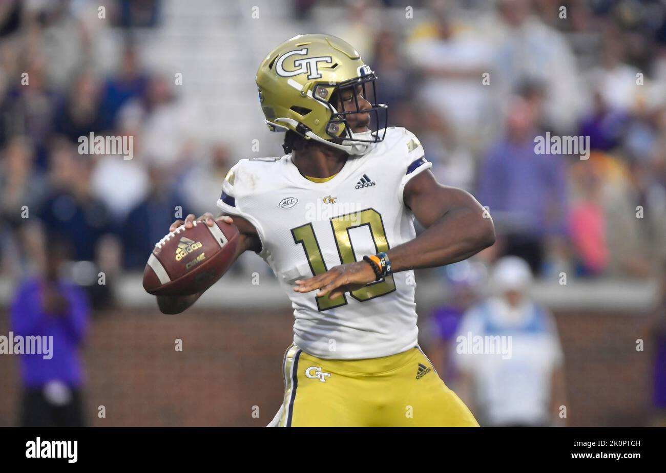 10. September 2022: Georgia Tech Yellowjackets Quarterback Jeff Sims bereitet sich darauf vor, im ersten Viertel eines NCAA College-Fußballspiels gegen die Western Carolina Catamounts im Bobby Dodd Stadium in Atlanta, GA, einen Pass zu machen. Austin McAfee/CSM Stockfoto