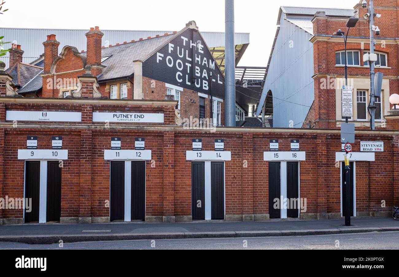 Drehkreuze am Eingang zum Craven Cottage Fußballstadion in der Stevenage Road West London, Großbritannien, wo der Fulham Fußballverein spielt, Foto aus Großbritannien, aufgenommen von Simon Dack Stockfoto