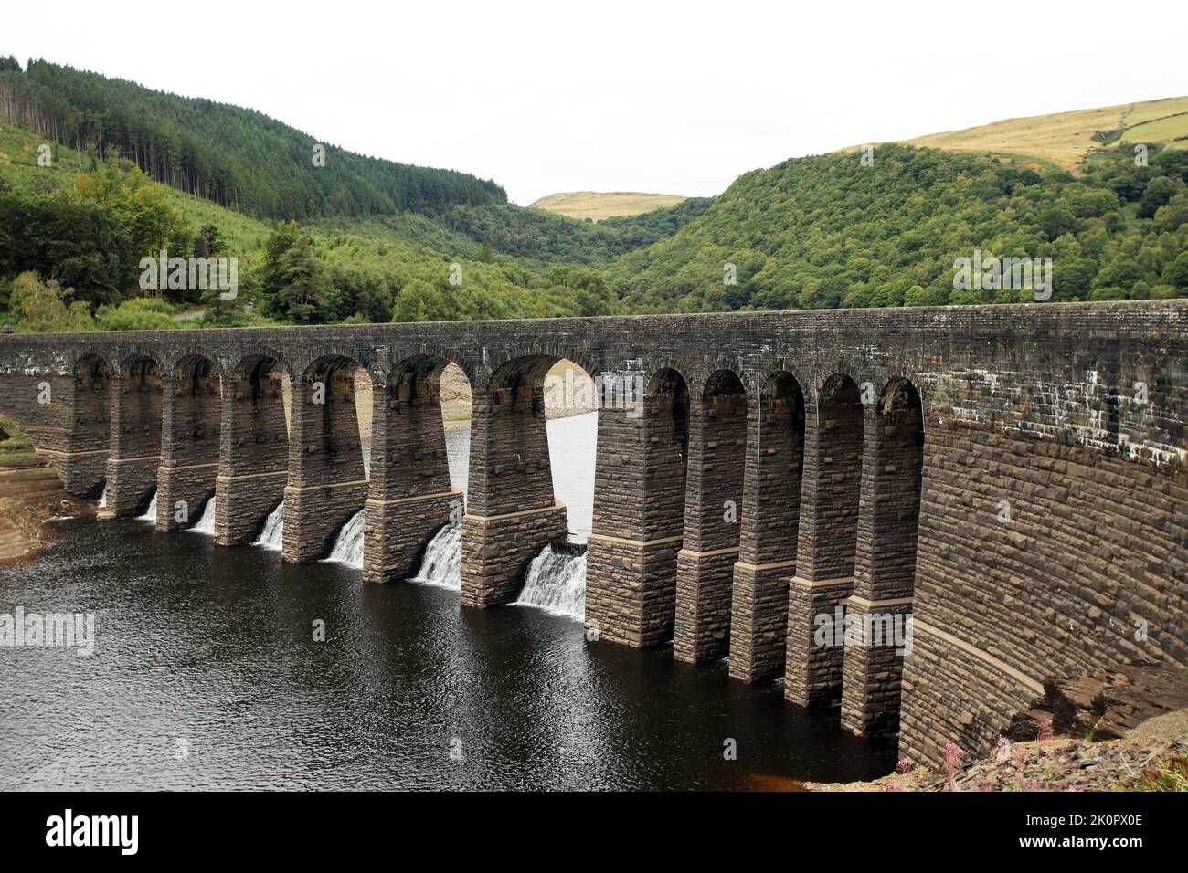 Garreg DDU-Staudamm bei niedrigen Wasserständen im Elan Valley, Powys, Wales, Großbritannien. Stockfoto