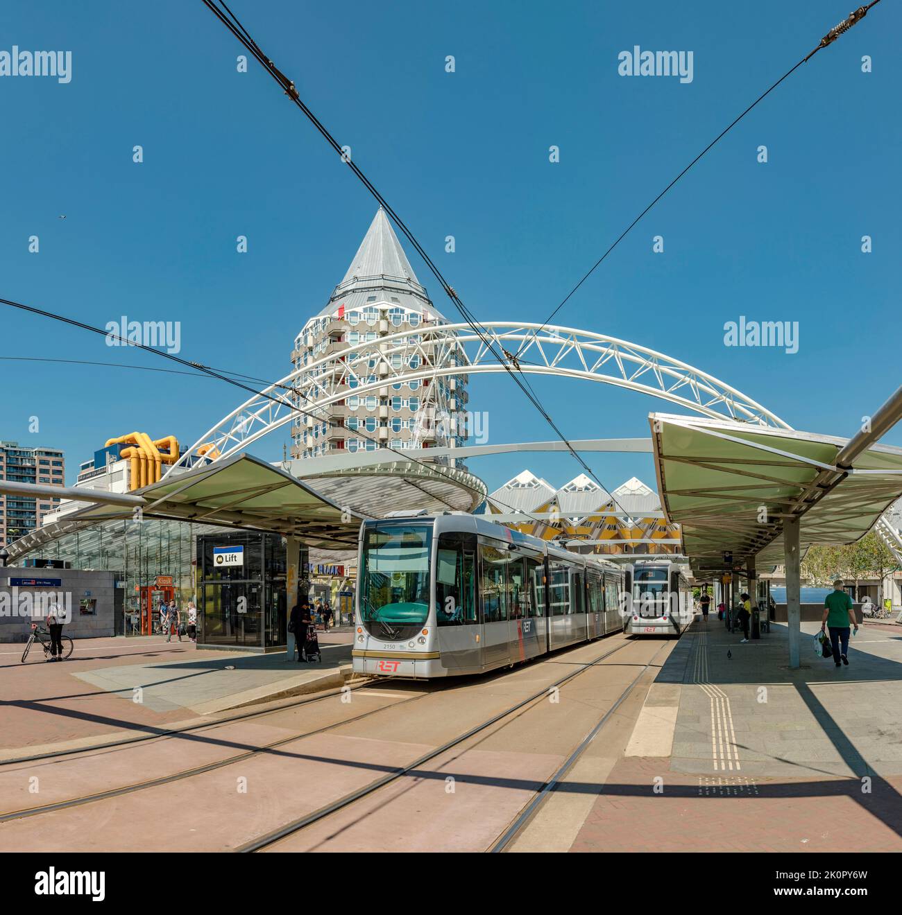 Straßenbahnhaltestelle Blaak, die Bibliothek, Hochhaus-Appartements am Kolk, Kubus-Häuser, Rotterdam, Zuid-Holland, Niederlande, Stadt, Dorf, Sommer, p Stockfoto