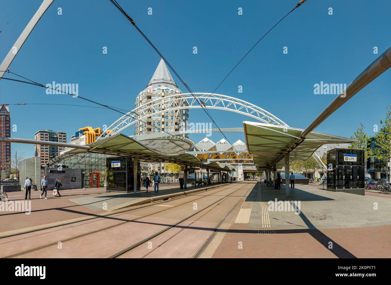 Straßenbahnhaltestelle Blaak, die Bibliothek, Hochhaus-Appartements am Kolk, Kubus-Häuser, Rotterdam, Zuid-Holland, Niederlande, Stadt, Dorf, Sommer, p Stockfoto