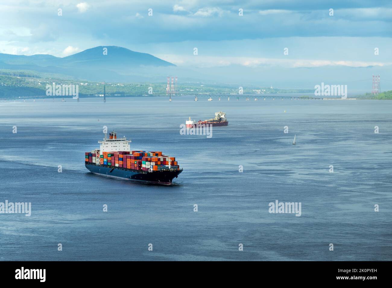 Containerschiffe auf dem St. Lawrence River in Quebec, Kanada Stockfoto