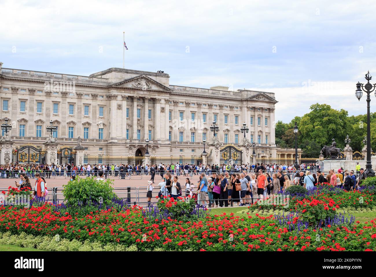 Buckingham Palace, September 2022. Die Unionsflagge steht auf halbem Mast als Zeichen des Respekts für den Verlust von Königin Elizabeth II., und viele Touristen kommen, um zu bezahlen Stockfoto
