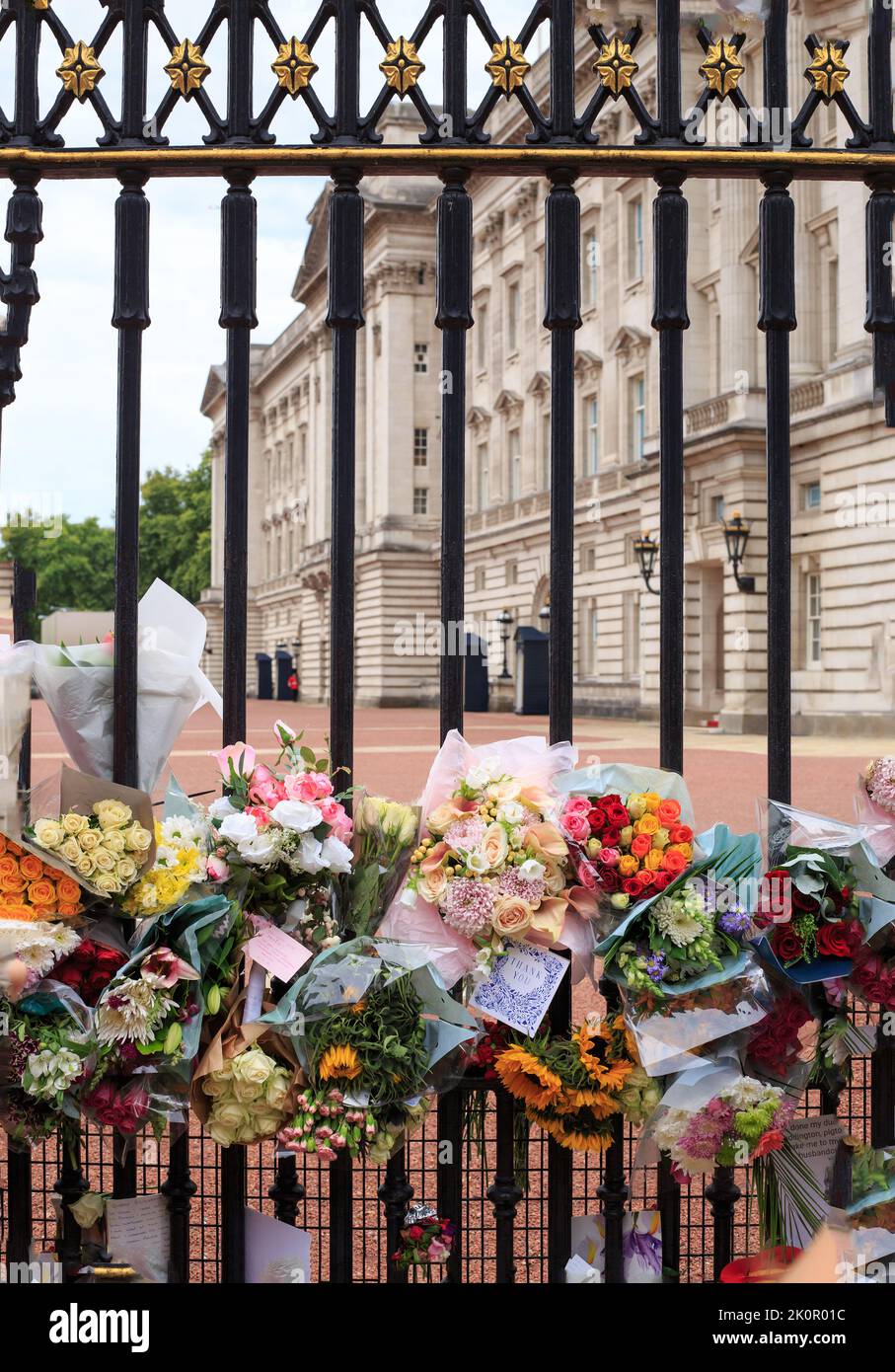 Buckingham Palace, London, September 2022. Wellwishers legen Blumen und Karten auf das Geländer des Buckingham Palace, als Hommage an Königin Elizabeth II Stockfoto