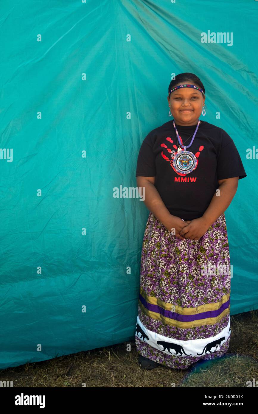 Posierte das Porträt einer 12-jährigen Shinnecock Native American bei ihrem jährlichen Powwow. Ihr MMIW-Shirt steht für Missing Murdered Indigenous Women. Stockfoto