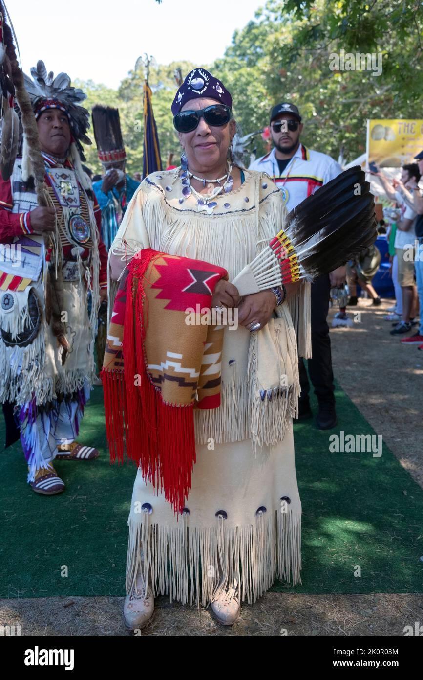 Ein prominentes weibliches Mitglied des Shinnecock-Stammes posierte beim Powwow 2022 in Southampton, Long Island, New York. Stockfoto