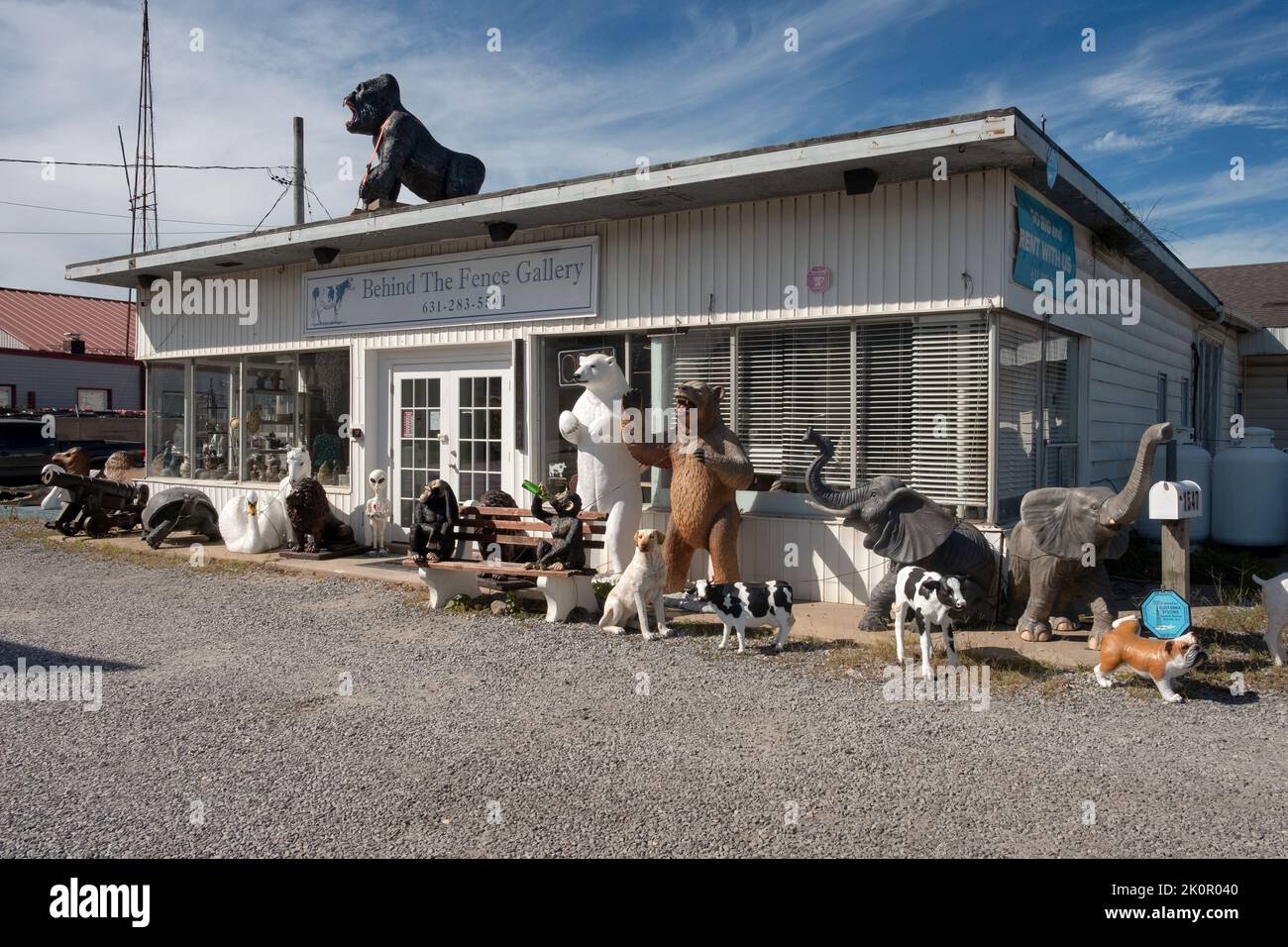 Außenansicht der Behind the Fence Gallery, einem Ort, an dem riesige lebensgroße Statuen verkauft werden, die hauptsächlich als Gartenschmuck verwendet werden. In Southampton, Long Island, NY. Stockfoto