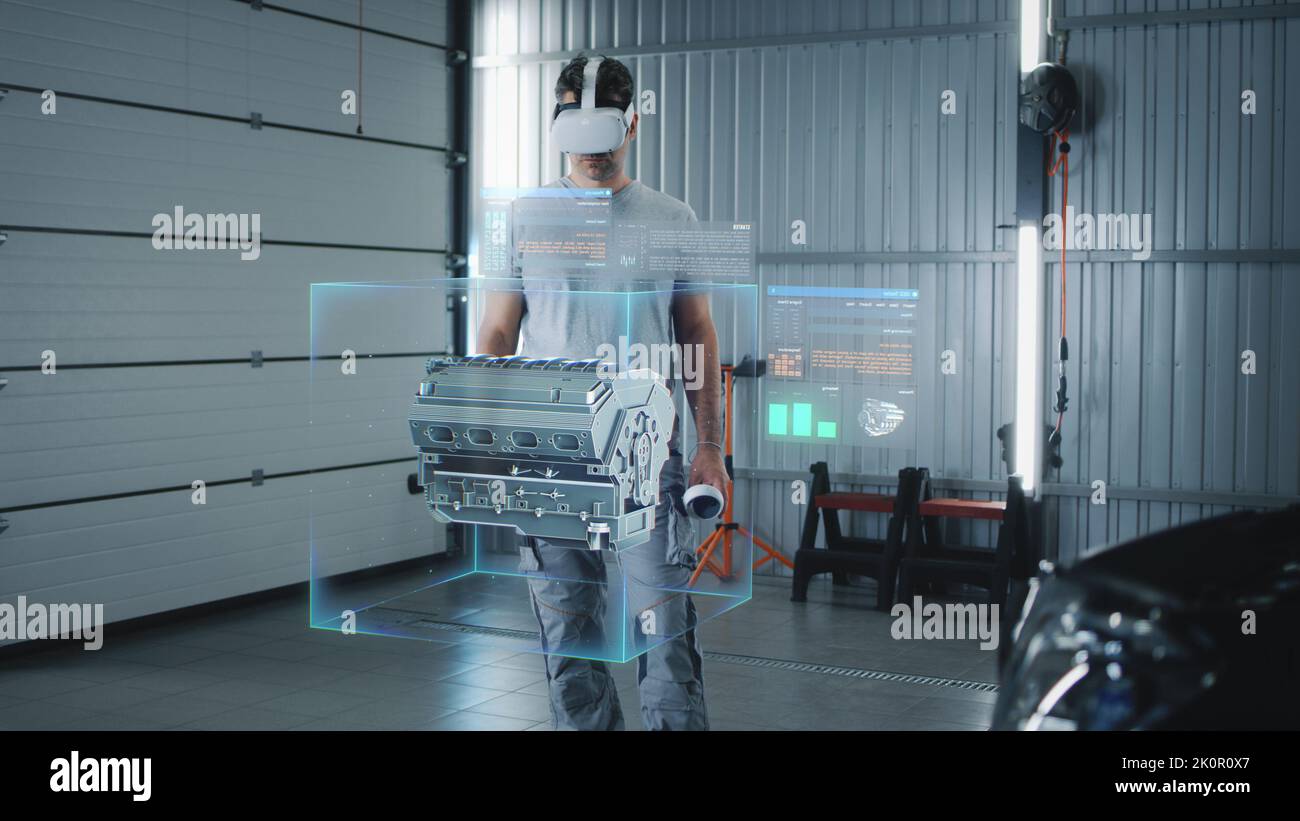 Ein Ingenieur testet den Zustand eines Automotors in einem virtuellen futuristischen Programm mit 3D holographischer Schnittstellenvisualisierung Stockfoto