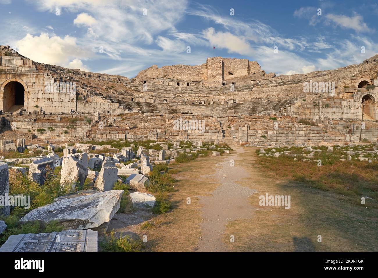 Amphitheater der antiken Stadt Milet, Türkei. Foto von Milet. Milet war eine antike griechische Stadt an der Westküste Anatoliens, in der Nähe der Mündung von Stockfoto