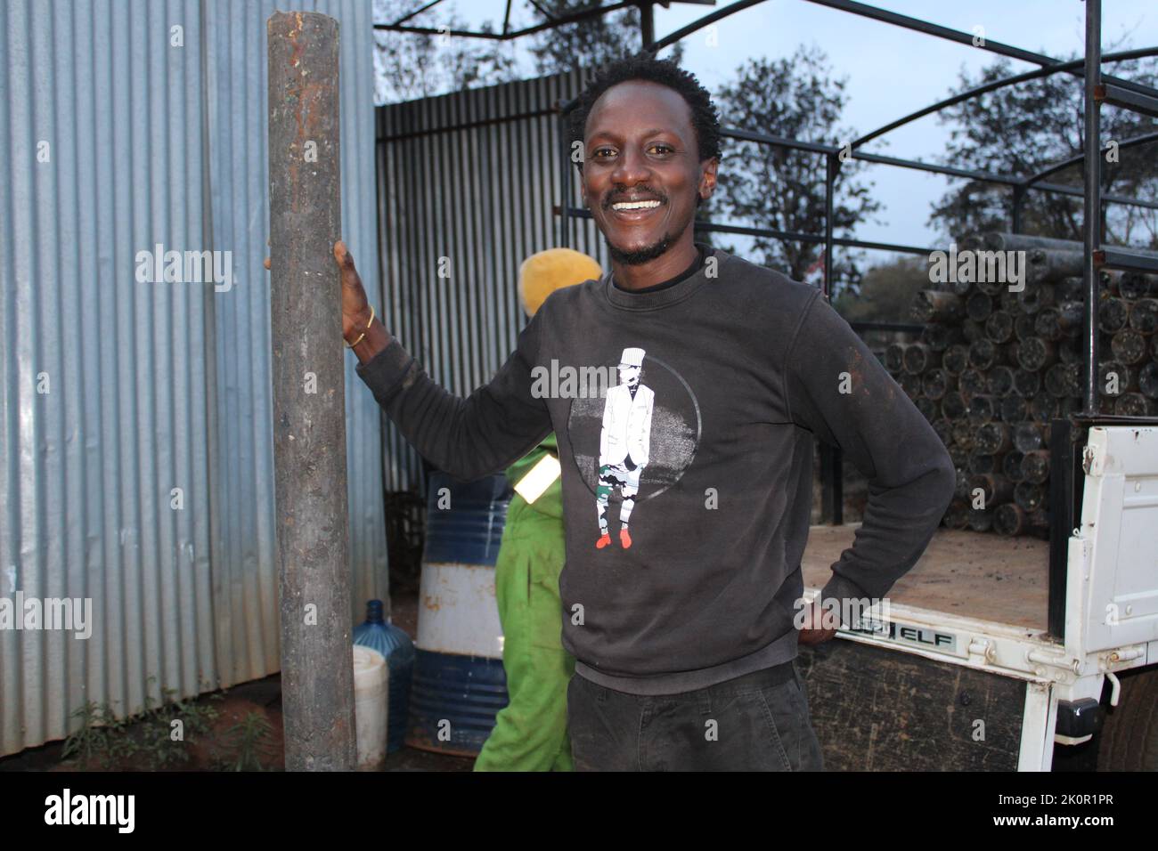 Nairobi, Kenia. 8. September 2022. Mugo Macharia posiert für ein Foto in seiner Fabrik im Kiambu County, Kenia, 8. September 2022. NACH fünf Jahren macht Kenia Fortschritte in der Kreislaufwirtschaft mit dem Verbot von Einweg-Plastiktüten. Quelle: Chrispinus Omar/Xinhua/Alamy Live News Stockfoto