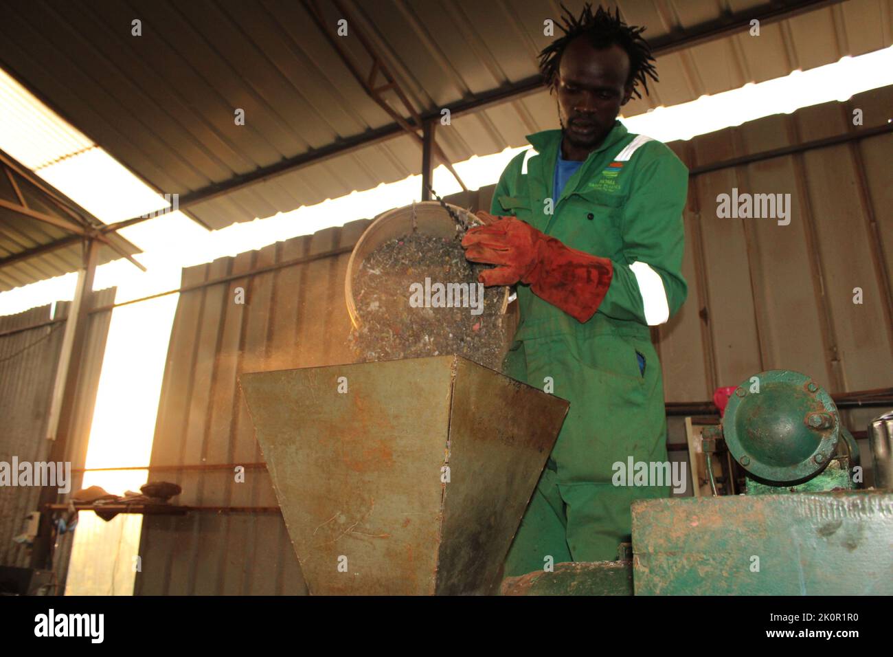 Nairobi, Kenia. 8. September 2022. Ein Arbeiter gießt Plastikpellets in eine Maschine im Kiambu County, Kenia, 8. September 2022. NACH fünf Jahren macht Kenia Fortschritte in der Kreislaufwirtschaft mit dem Verbot von Einweg-Plastiktüten. Quelle: Chrispinus Omar/Xinhua/Alamy Live News Stockfoto