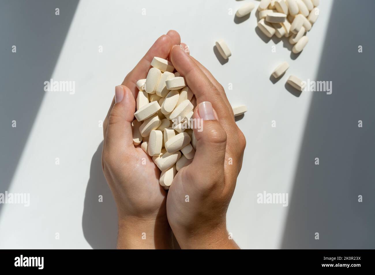 Hände des Arztes, der eine Menge von Medikamenten Vitaminkapseln oder Pillen hält. Stockfoto