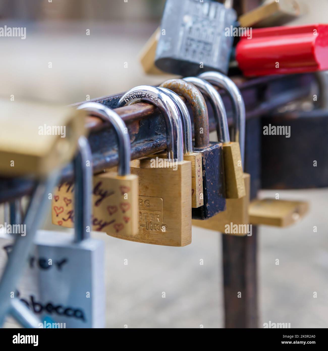 Prag, Tschechien - 2. Oktober 2009: Liebesvorhängeschlösser auf dem Brückengeländer aus nächster Nähe. Flacher Freiheitsgrad! Stockfoto