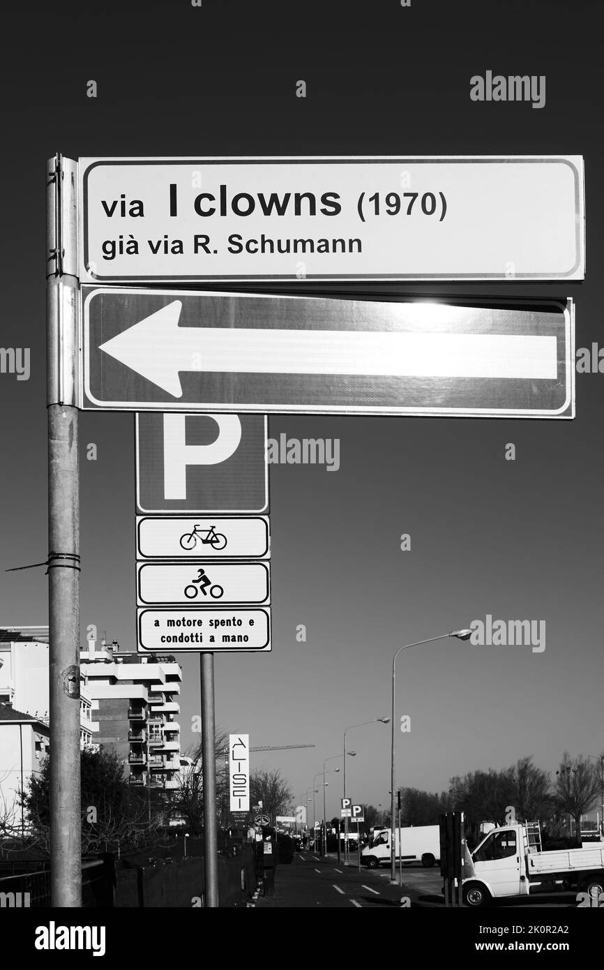 Rimini, Italien - 26. Februar 2020: Straßenschild in Rimini benannt nach dem Film des italienischen Filmregisseurs Federico Fellini. Schwarz-Weiß-Phot Stockfoto