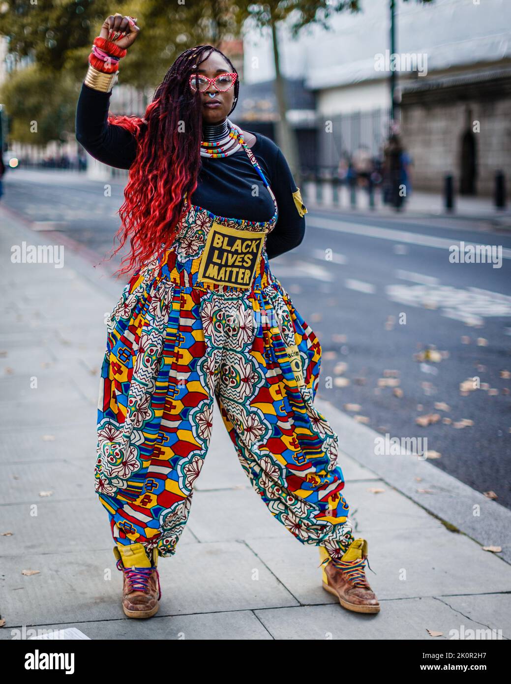 Marvina Newton von 'United for Black Lives' vor New Scotland Yard in London protestierte gegen die Erschießungstoten und suchte nur nach Chris Kaba. Stockfoto