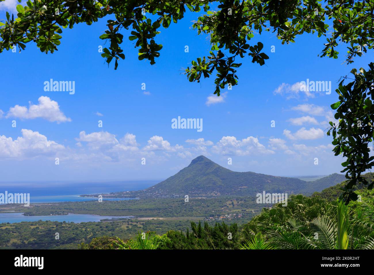 Mauritius. Blick auf die Küste und den Berg Tourelle du Tamarin. Stockfoto