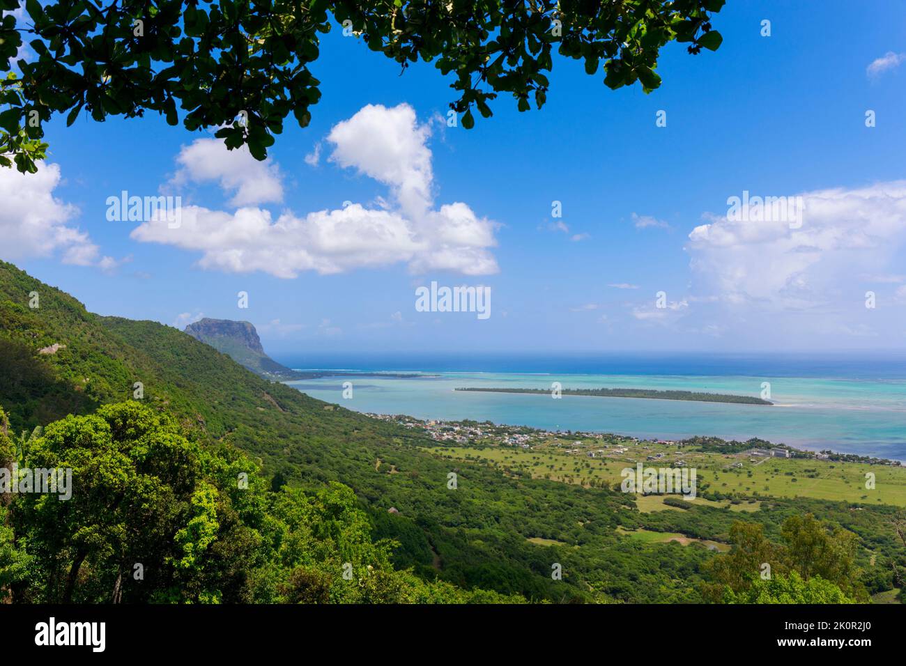 Mauritius. Blick auf die Ile aux Benitiers von der Terrasse des Restaurants le Chamarel. Le Morne Brabant auf der linken Seite. Stockfoto