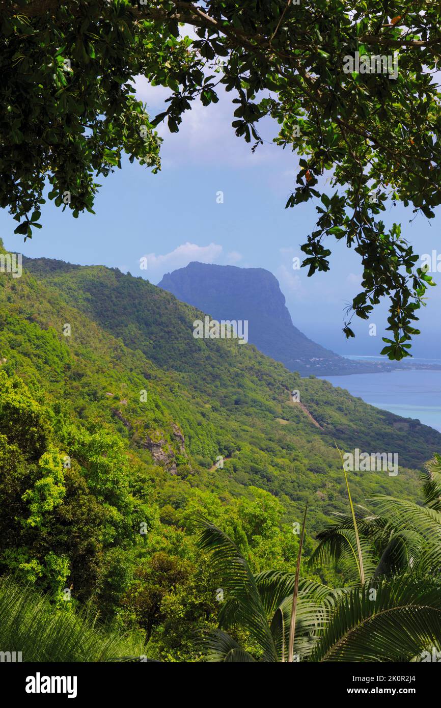 Mauritius. Blick auf die Küste mit Le Morne Brabant im Hintergrund. Stockfoto