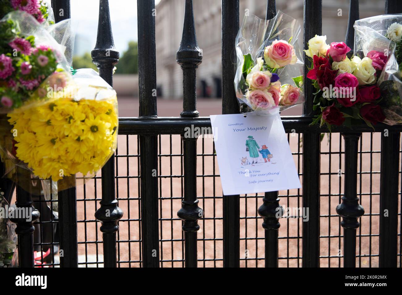 LONDON, Großbritannien - 2022. September: Blumen und Kondolenzbotschaften an den Toren des Buckingham Palace zu Ehren von Königin Elizabeth II Stockfoto