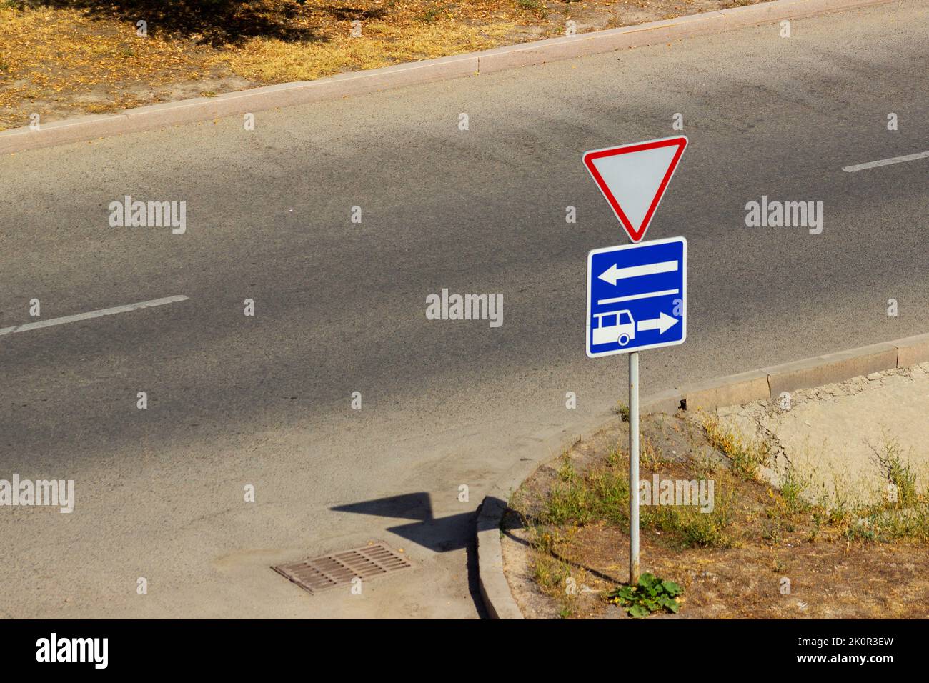 Straßenschilder Busspur blauer Hintergrund Stockfoto