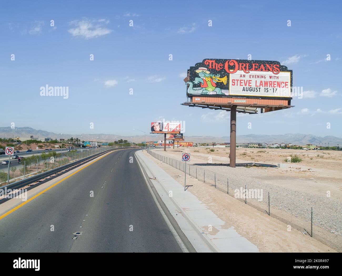 Las Vegas USA - August 14 2008: Große Straßenwerbung entlang der Autobahn außerhalb der Stadt, die Veranstaltungen und Produkte fördert Stockfoto