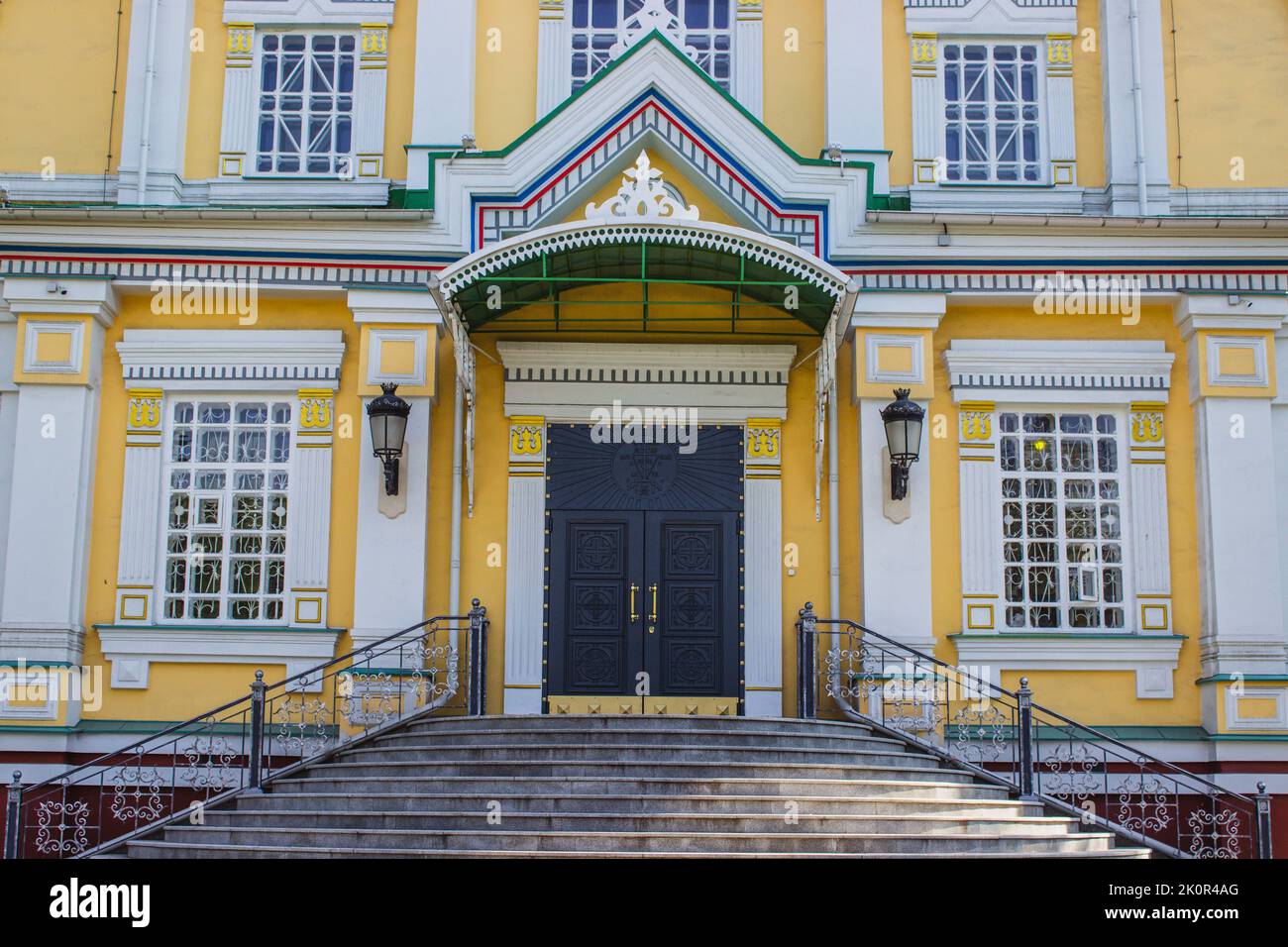 Himmelfahrt-Kathedrale Tür und Betontreppen, Russisch-Orthodoxe Kathedrale in Almaty, Kasachstan Stockfoto