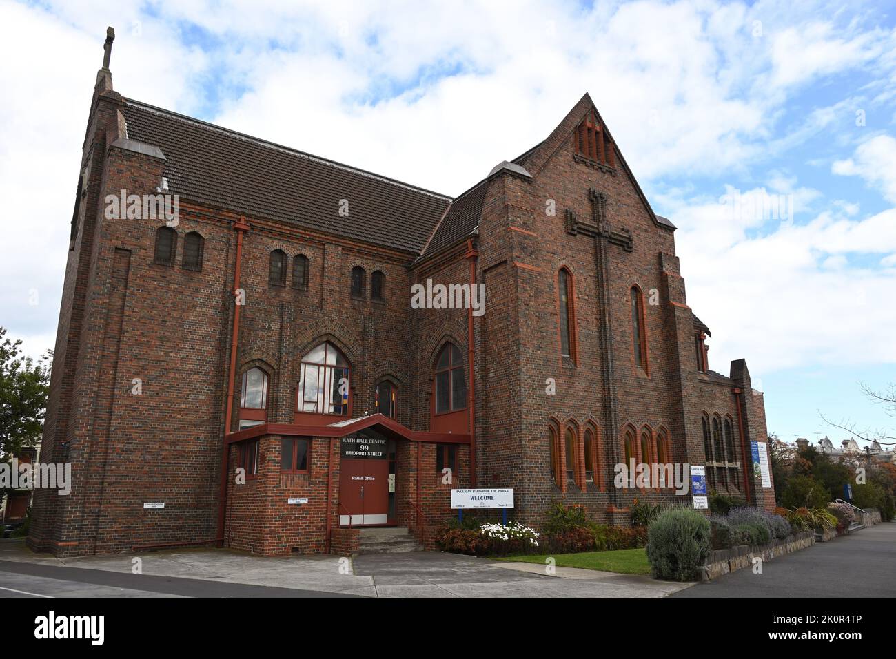 Außenansicht der Anglican Parish of the Parks Church in der Bridport Street, mit einem großen Backsteinkreuz an der nach Norden gerichteten Wand Stockfoto