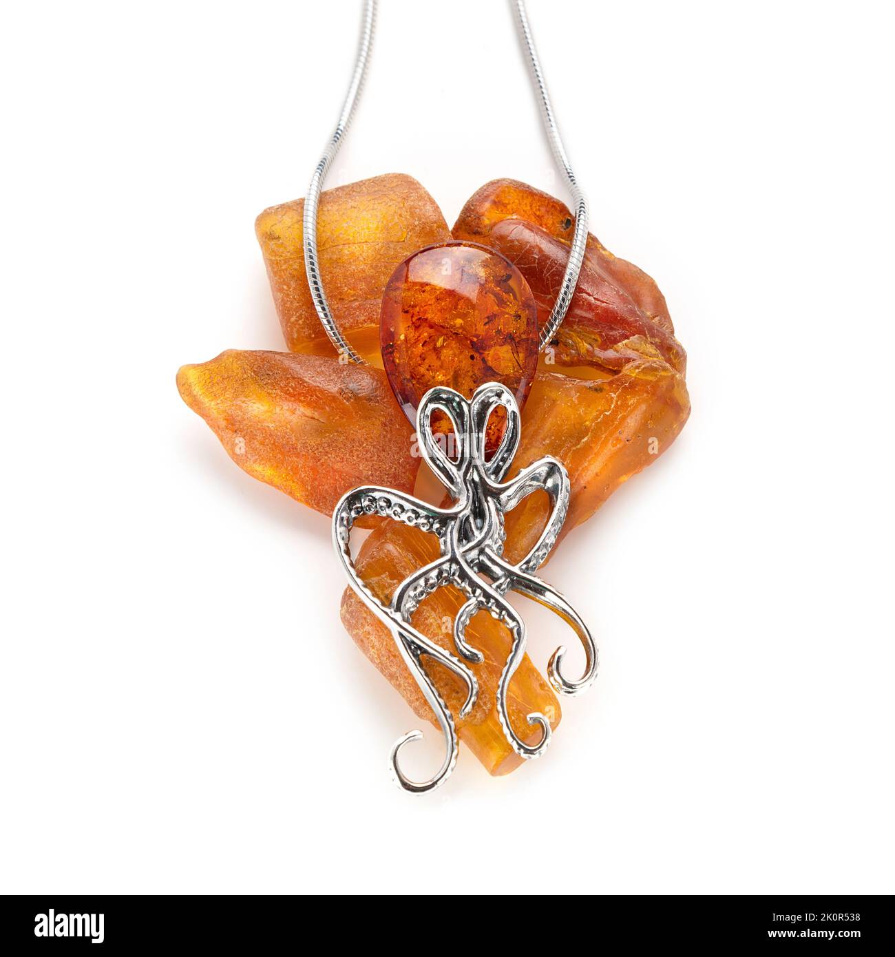 Amber Schmuck Set in einer Vielzahl von verschiedenen Armaturen von Octopus bis Bienen. 925 Silber. Aufgenommen auf weißem Hintergrund. Stockfoto